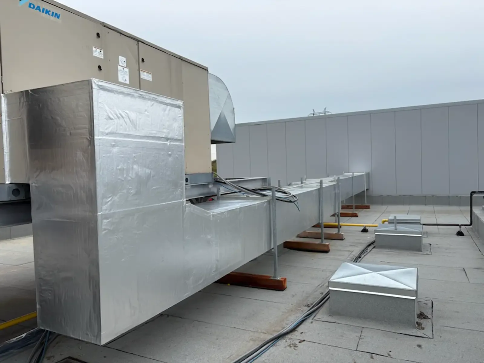 Conduits de ventilation sur toiture recouverts d'un revêtement d'aluminium