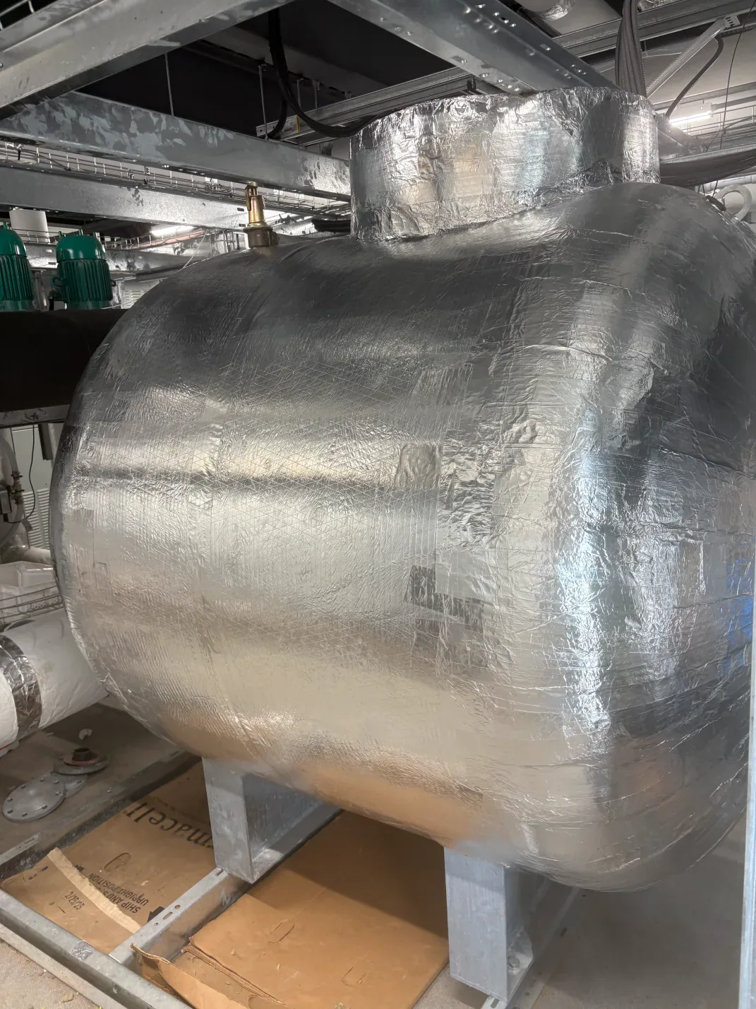 Réservoir calorifugé sous un revêtement d'aluminium