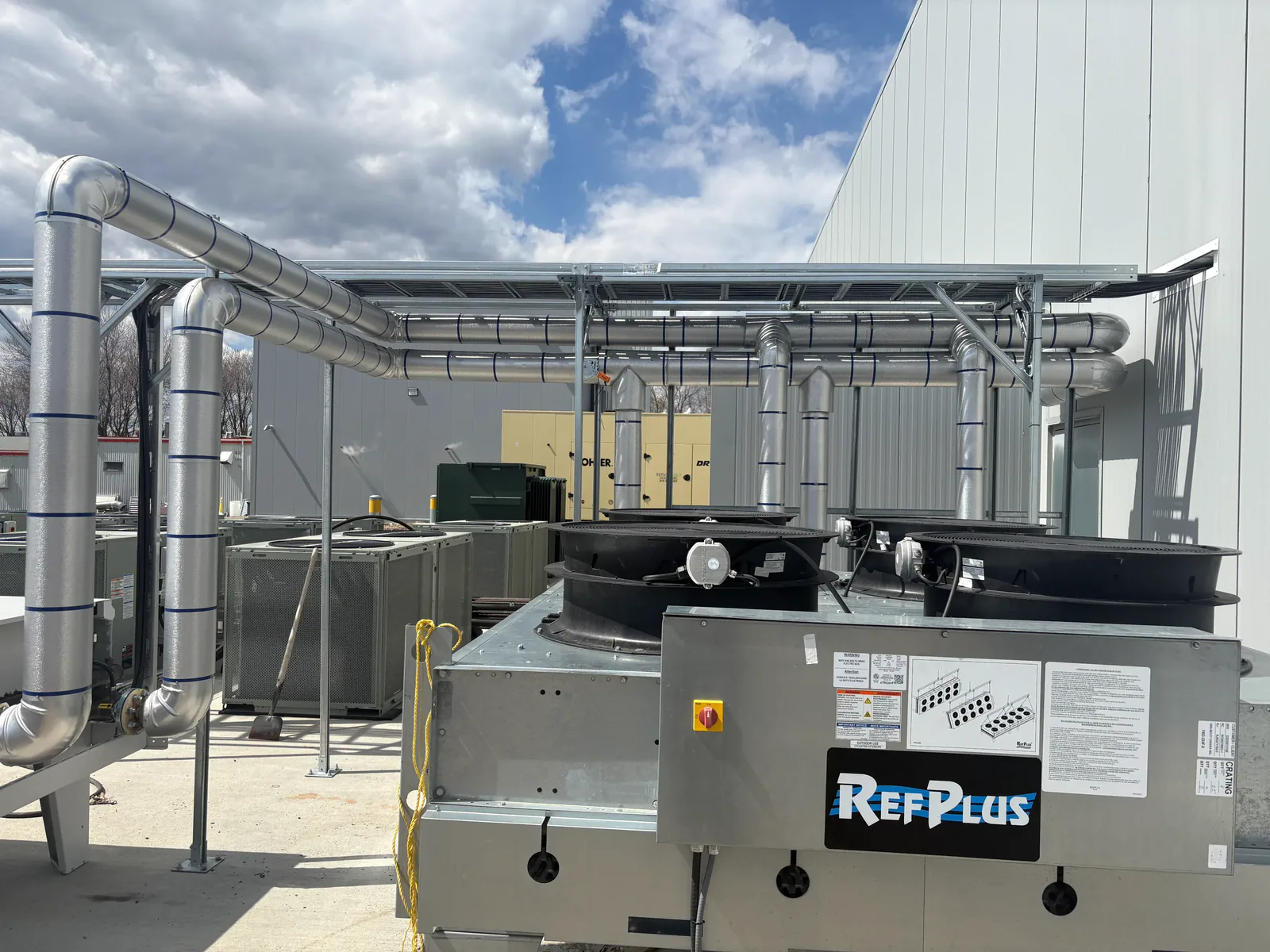Tuyauterie extérieure isolée sur une structure d'acier, sous revêtement d'aluminium