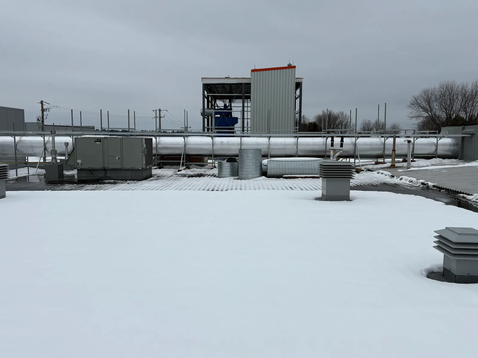 Chantier d'isolation thermique réalisé par un entrepreneur en calorifugeage à Lévis